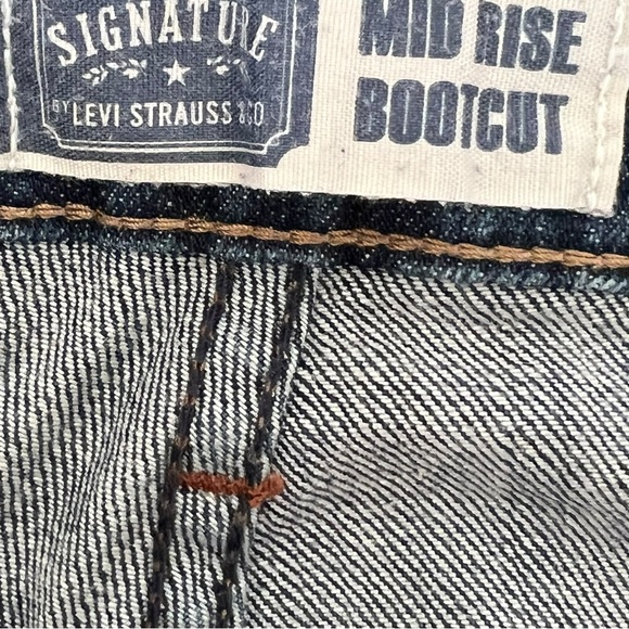 Levi Strauss & Co Signature Mid Rise Bootcut Jeans Sz 4 - Picture 3 of 7